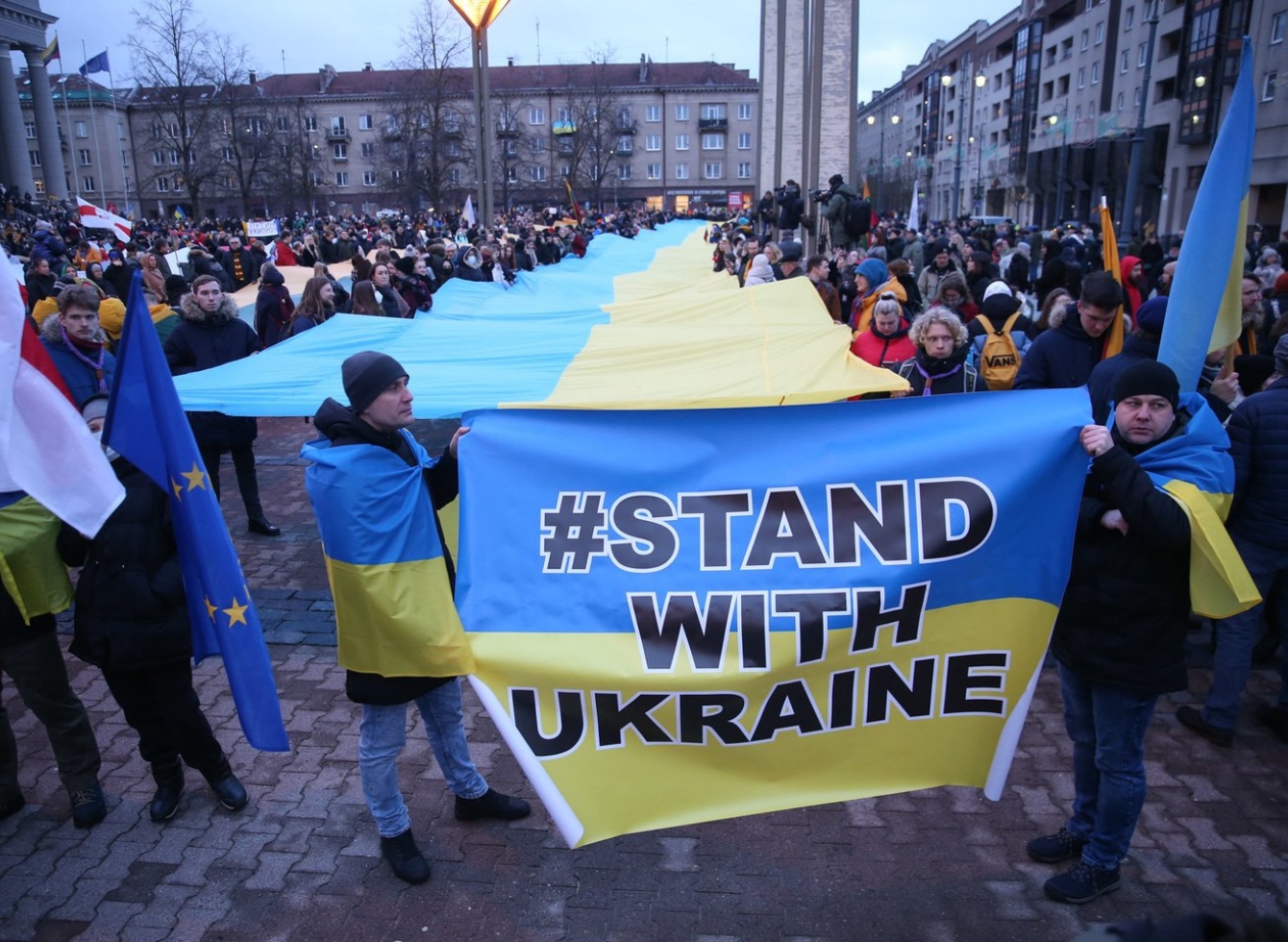R. Danisevičiaus nuotr. Ukrainos palaikymo akcija. Ukrainos vėliabą laikantys žmonės.