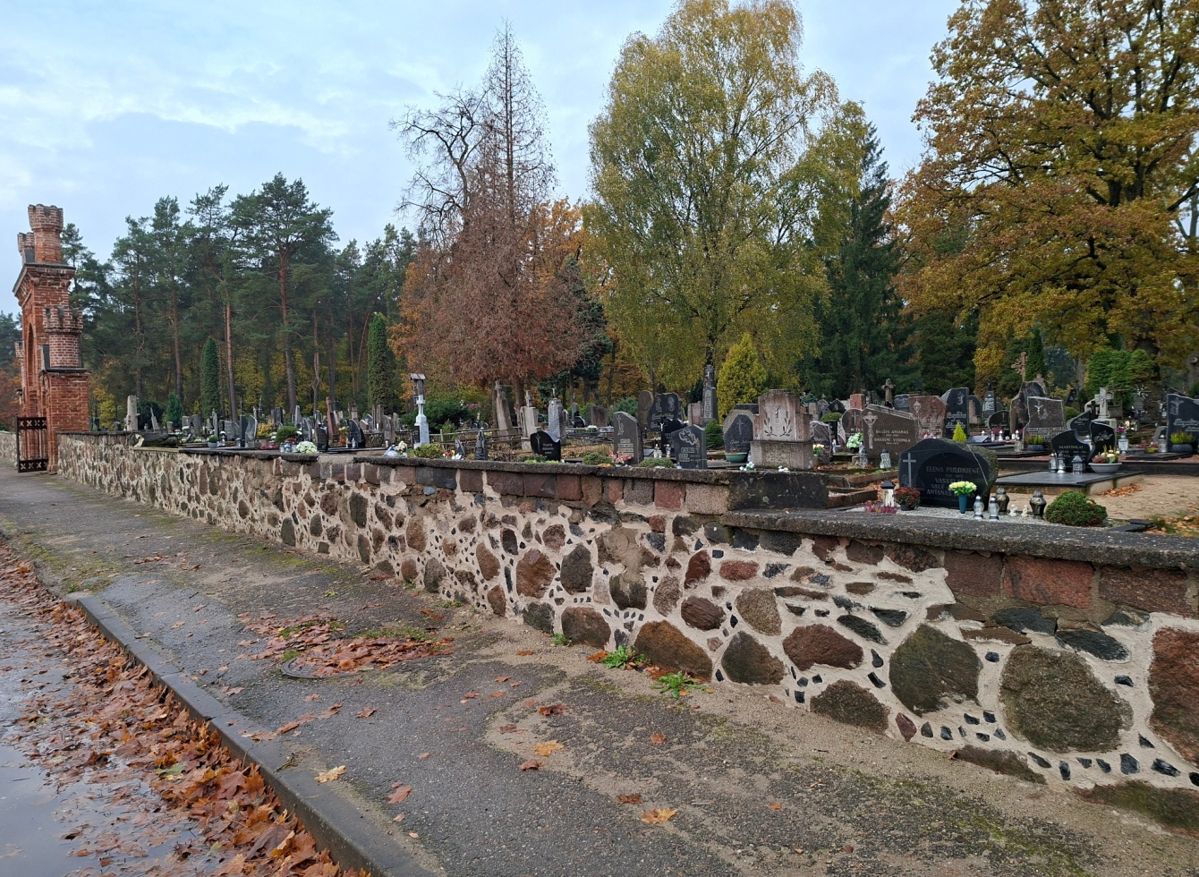 Suremontuota Pašilės kapinių tvora