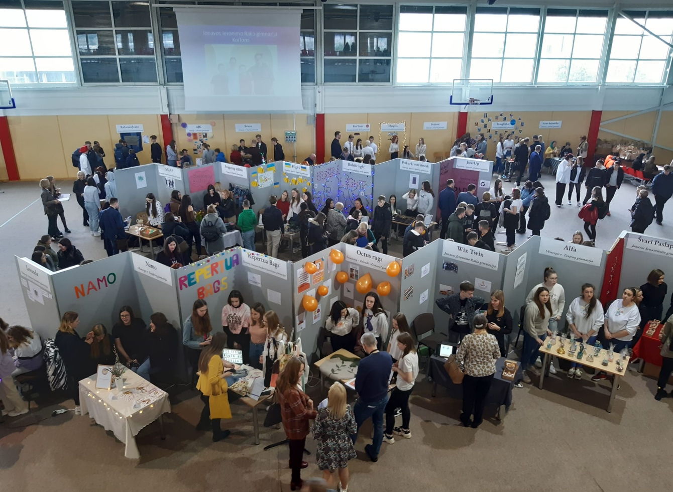 Savo produkciją moksleiviai pristatė 19-oje stendų