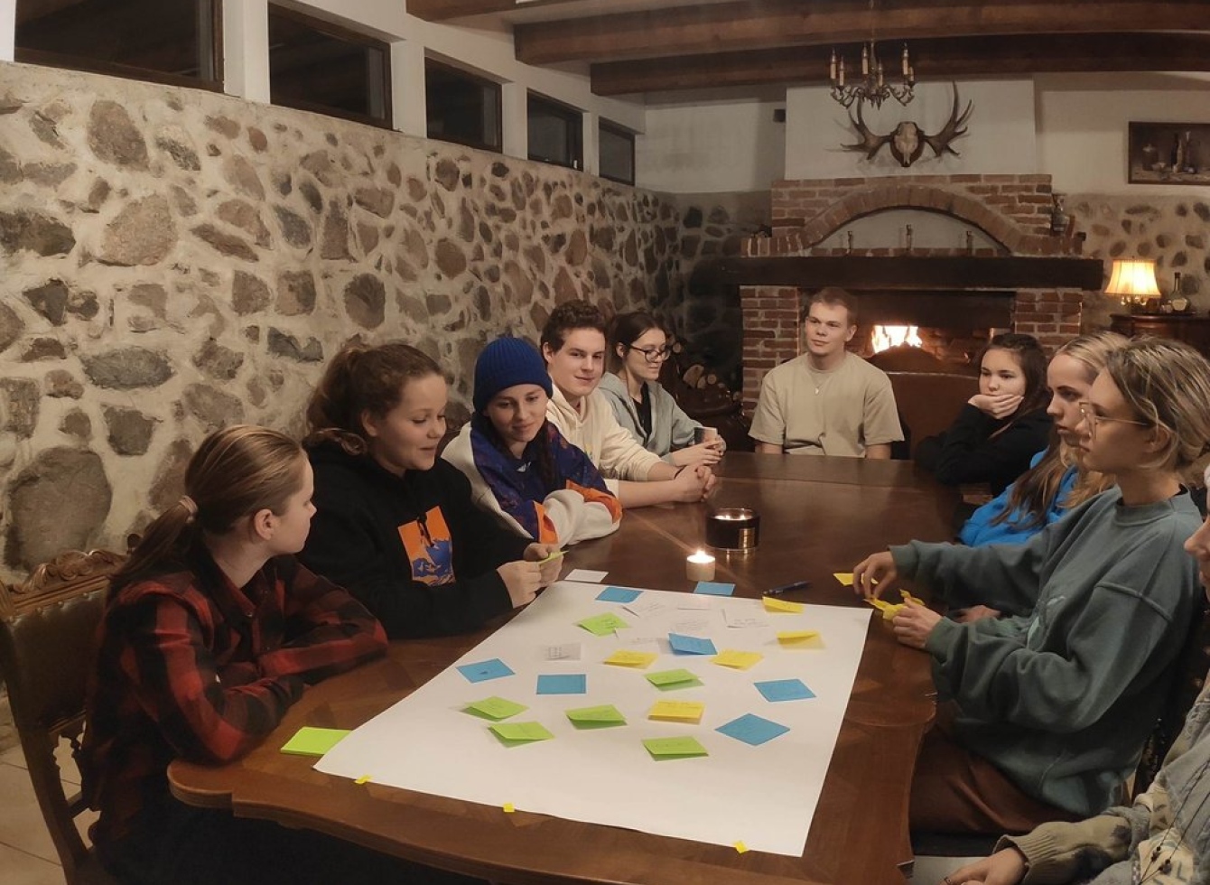 Jaunimas žaidžia stalo žaidimus