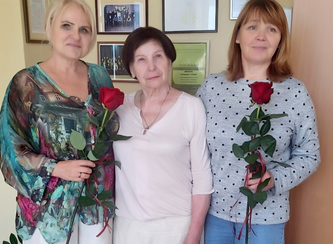 Ukmergės KC direktorė Rasa Graužinienė (kairėje) ir meno saviraiškos organizatorė Laima Lenčickienė (dešinėje) taip pat atsisveikino su „Tremtinio“ vadove J. Juodiene.