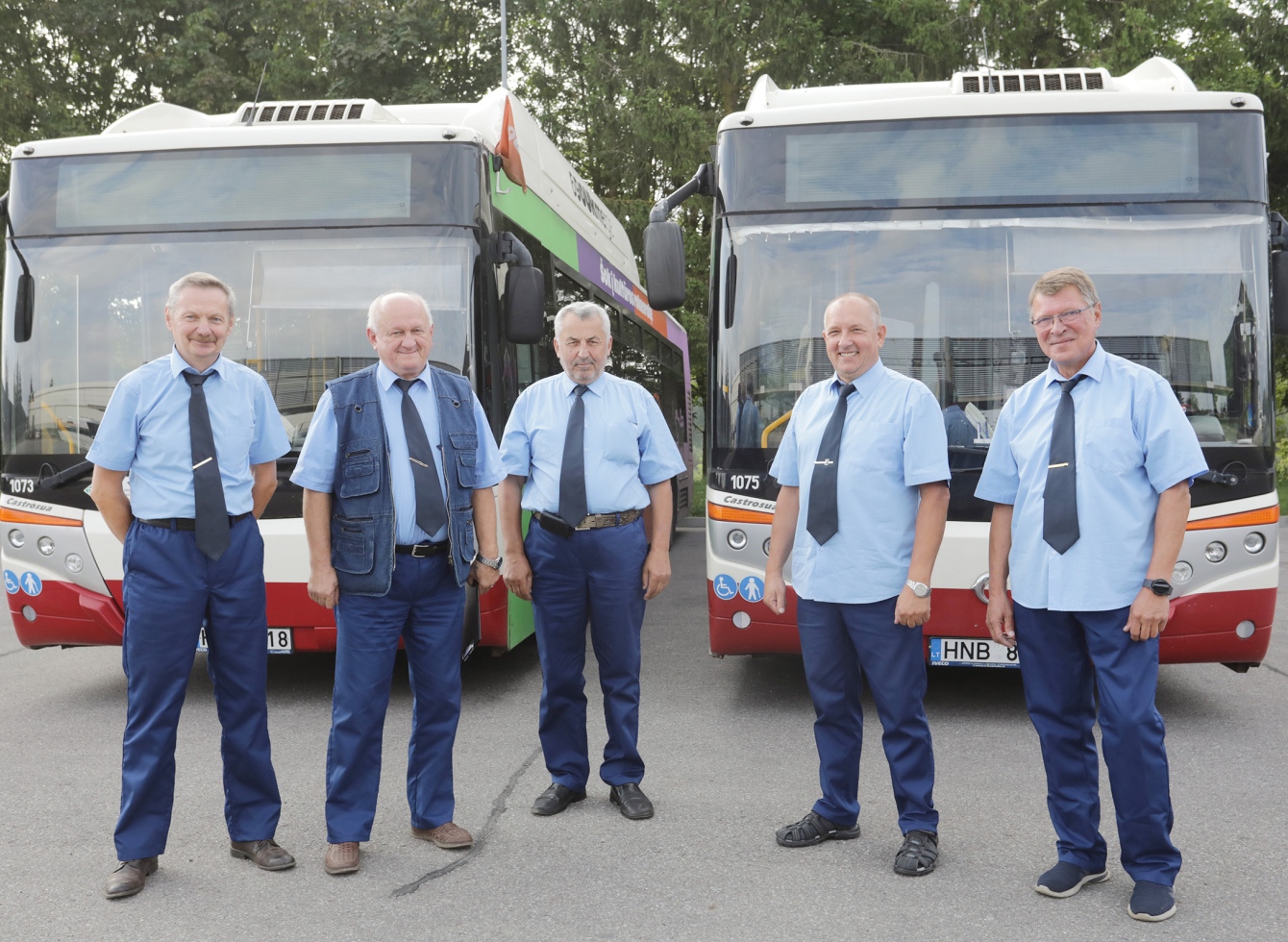 „Ukmergės autobusų parkas“ autobusų vairuotojai su nauja apranga