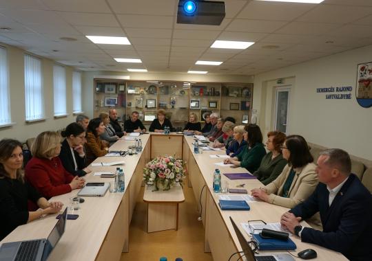 Į neeilinį posėdį rinkosi rajono savivaldybės Taryba   