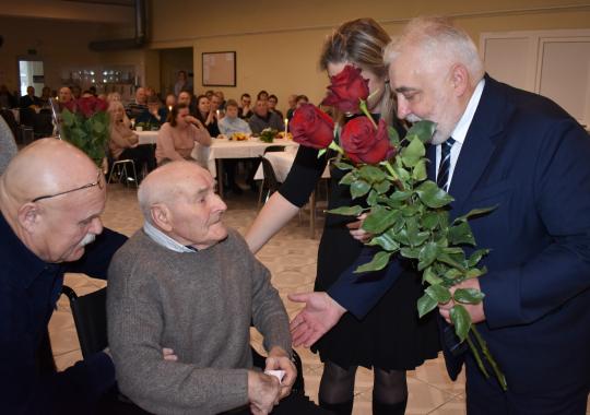 Nustebtumėte pamatę, ką atliekų tvarkytojai randa konteineriuose –...