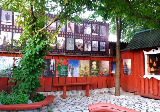 Vėjo skulptūromis papuoštos turistinės krypties rodyklės