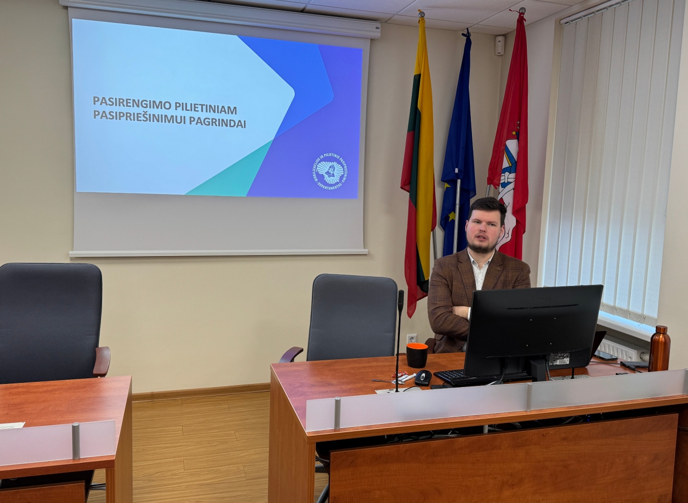 Savivaldybės darbuotojai mokėsi pasirengimo pilietiniam pasiprieš