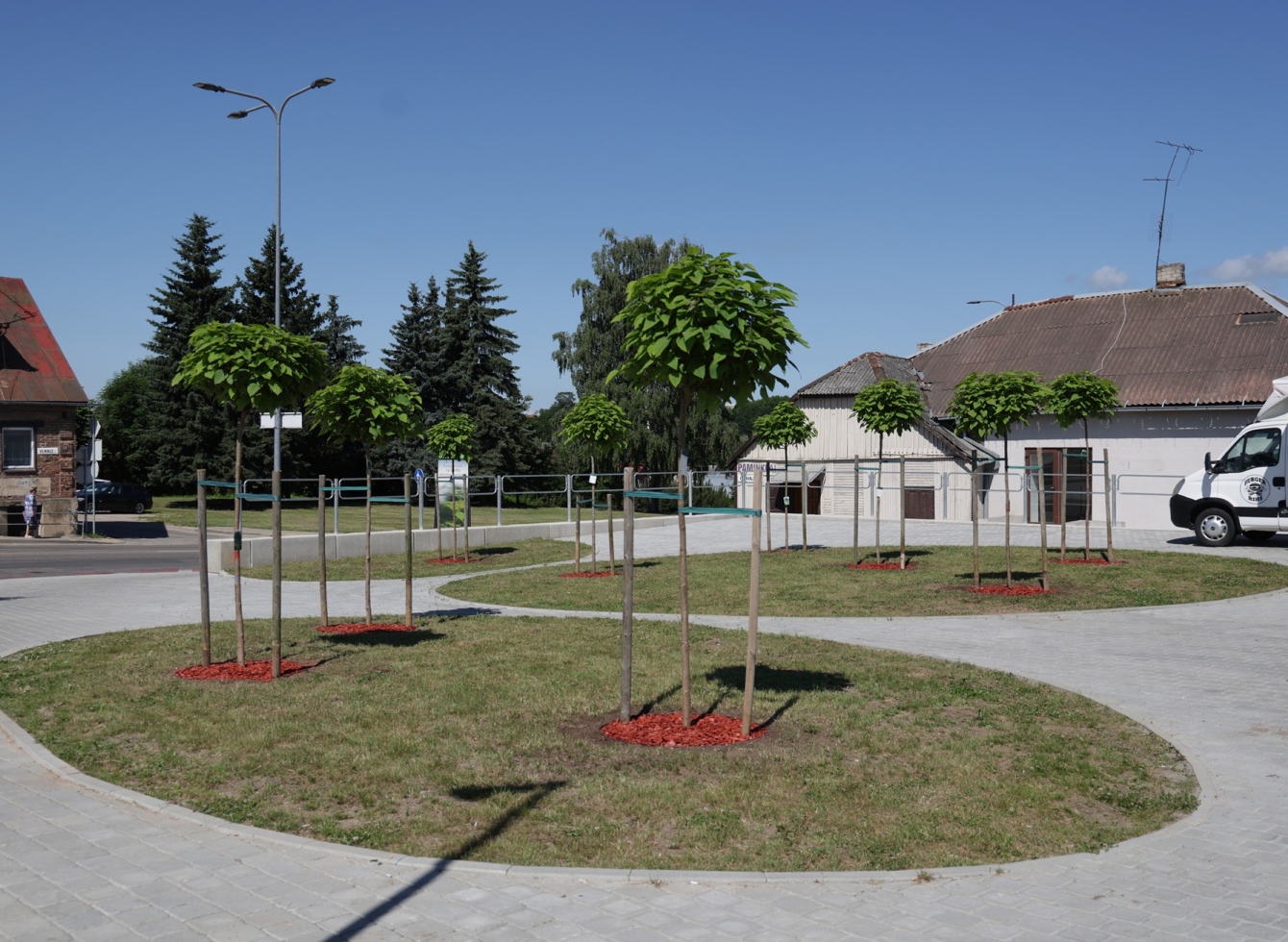 Ukmergės skveras pasipuošė naujais želdiniais