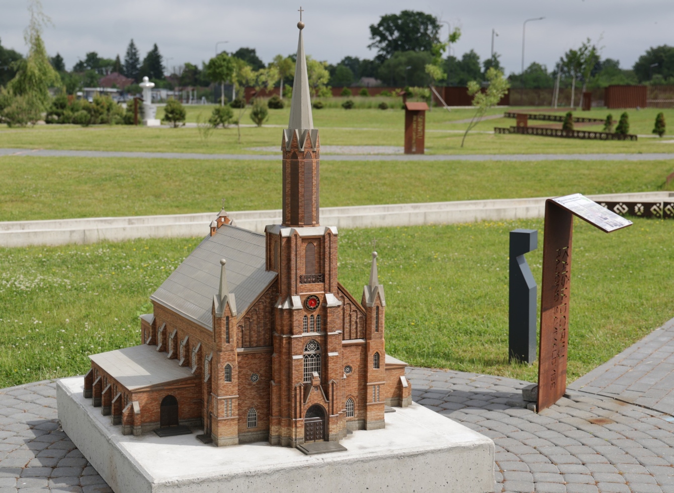 „Mini Lietuva“ parką papildė Kaišiadorių Kristaus Atsimainymo katedros miniatiūra