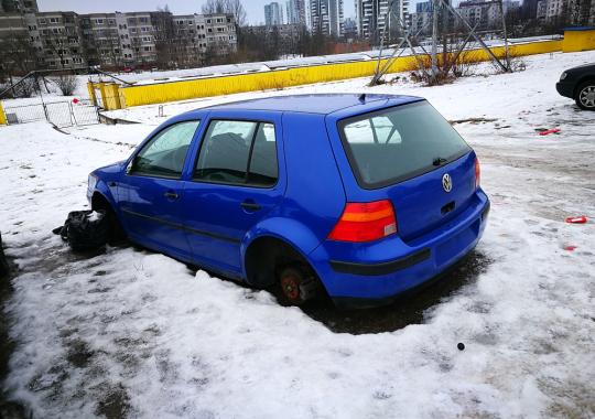 Be priežiūros palikti automobiliai iš...
