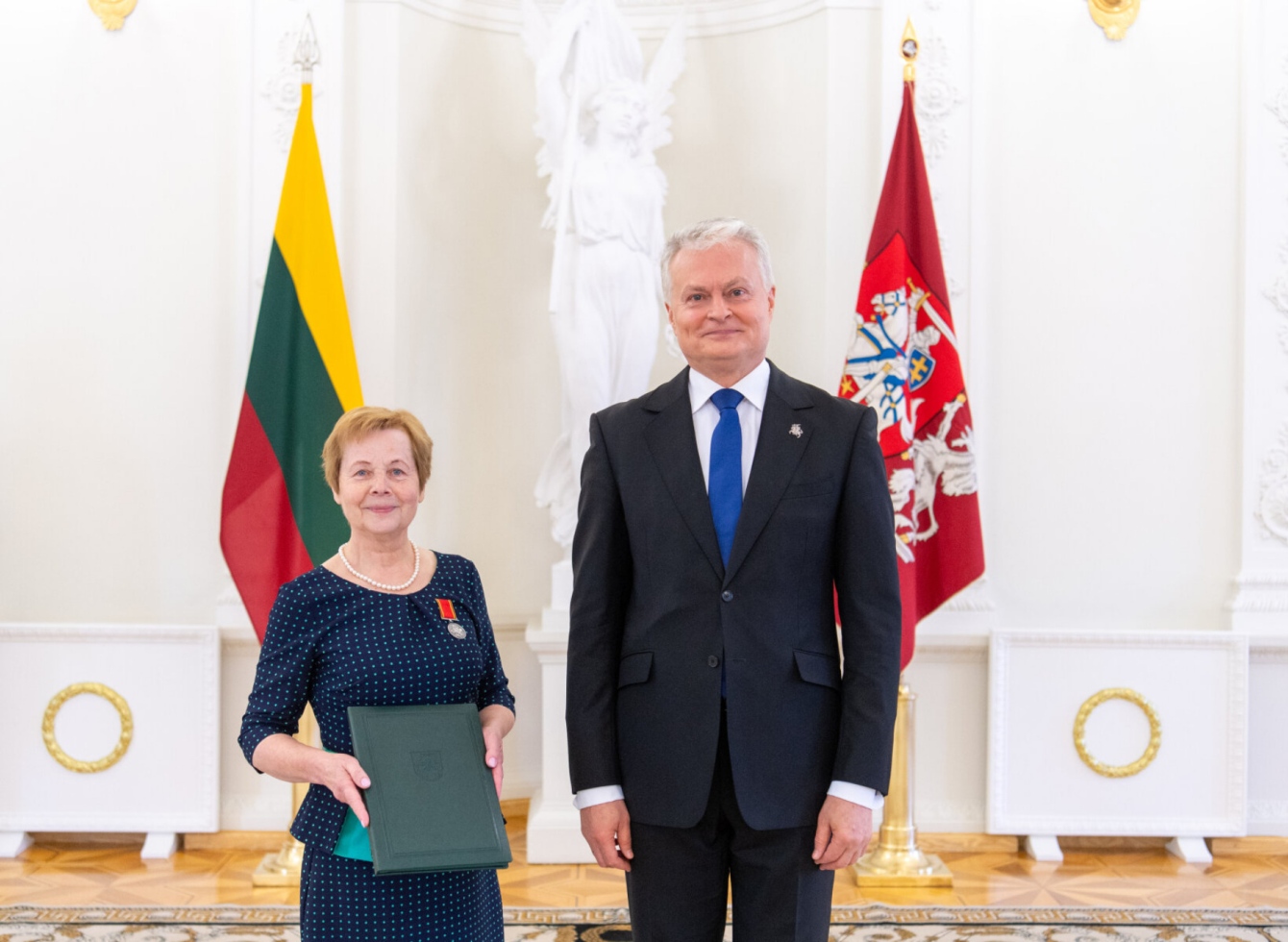 J. Baškauskienei apdovanojimą įteikė ir sveikino prezidentas G. Nausėda. Lietuvos Respublikos Prezidento kanceliarijos nuotrauka/ Robertas Dačkus