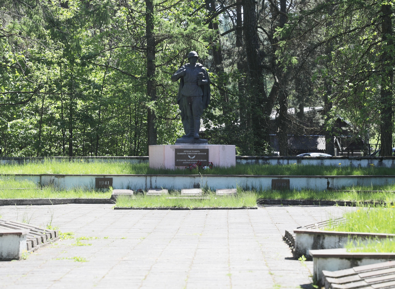 Pašilėje stovinti Sovietų Sąjungos kario skulptūra