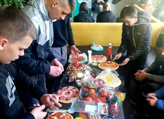 Jaunimas gamina picą
