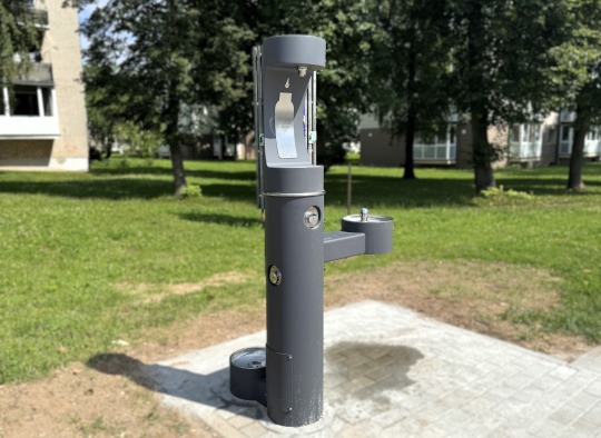 Dukstynos mikrorajone pradėjo veikti nauja geriamojo vandens gertuvė