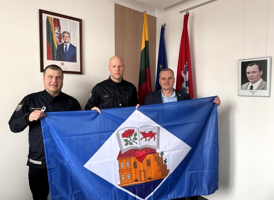 Ukmergės rajono savivaldybės meras įteikė vėliavą ugniagesiui Mantui Dūdai, išvykstančiam į pasaulio stipriausiųjų ugniagesių gelbėtojų čempionatą