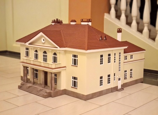 Dvaro pastato miniatiūra yra maždaug 150 centimetrų aukščio ir sveria 60 kilogramų