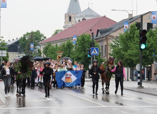 „Ant kalno klevelis“ – pirmasis tarptautinis folkloro festivalis sujungė miestus, tradicijas ir širdis