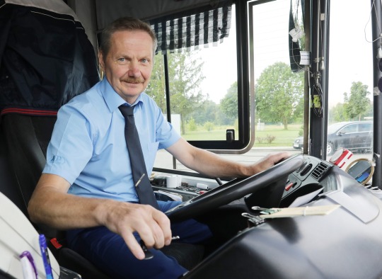 „Ukmergės autobusų parkas“ autobusų vairuotojai su nauja apranga