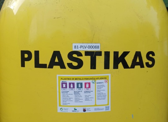Naujiena Ukmergėje - piktogramos ant komunalinių atliekų konteinerių.