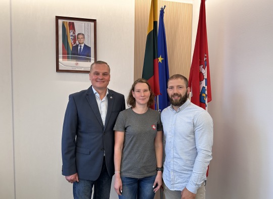 Ukmergės rajono savivaldybės meras kartu su sportininkais A. Garunkšnyte ir O. Bareikiu