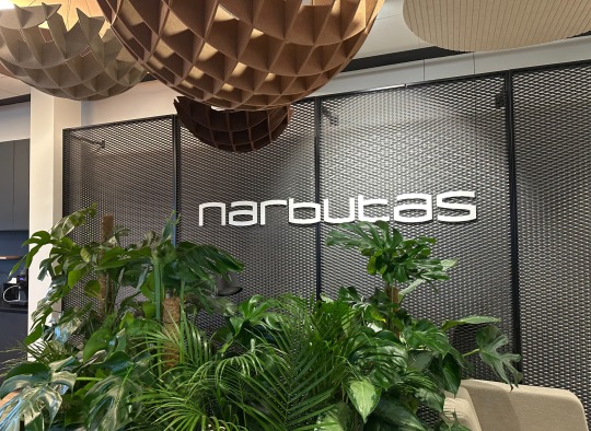 Ukmergės rajono savivaldybės vadovų vizitas lyderiaujančioje biuro baldų įmonėje – „Narbutas International“ 