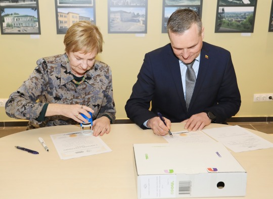 Violeta Reipaitė ir Darius Varnas pasirašo Laikinojo saugojimo aktą