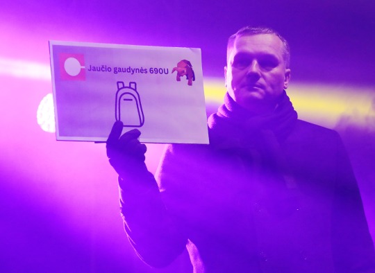 Ukmergės rajono savivaldybės meras Darius Varnas laiko jaučio gaudynių nugalėtojo prizą
