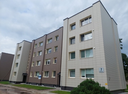 Šventupės kaime, Darbo gatvės 7-uoju numeriu pažymėtas daugiabutis atnaujintas