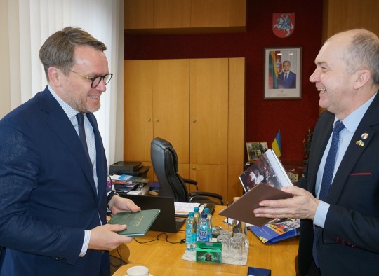 R. Janickas įteikė M. Vaščegai simbolinę dovaną apie Ukmergę