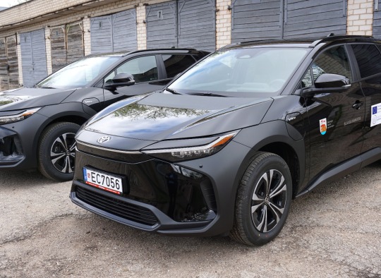Naujieji elektromobiliai „Toyota BZ4X“