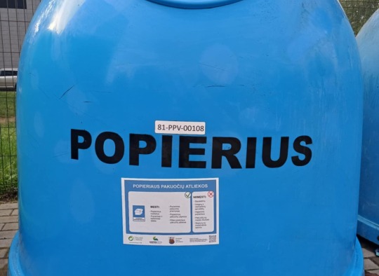 Naujiena Ukmergėje - piktogramos ant komunalinių atliekų konteinerių.