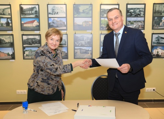 V.Reipaitė ir D.Varnas spaudžia vienas kitam ranką
