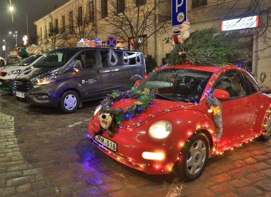 Kalėdinio karavano automobiliai