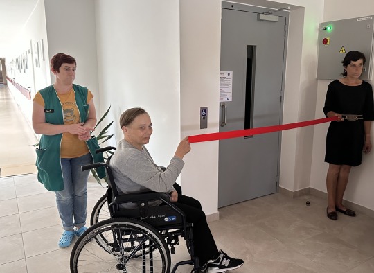 Globos namų gyventojų patogumui įrengti nauji keltuvai neįgaliesiems