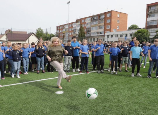 Iškilmingai atidarytas atnaujintas Senamiesčio progimnazijos stadionas