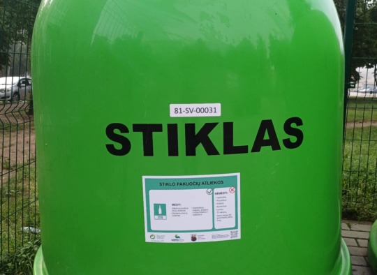 Naujiena Ukmergėje - piktogramos ant komunalinių atliekų konteinerių.