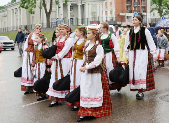 „Ant kalno klevelis“ – pirmasis tarptautinis folkloro festivalis sujungė miestus, tradicijas ir širdis