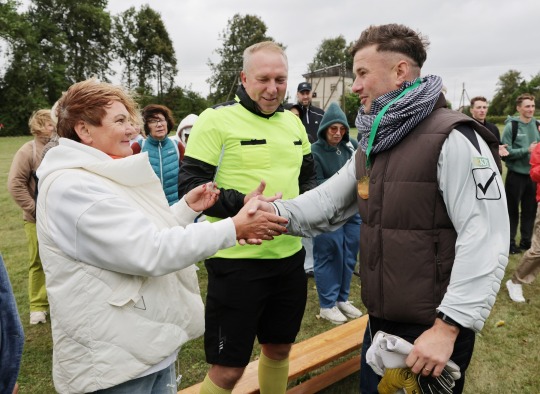 Vidiškiuose 40-ąjį kartą „nusilenkta“ futbolui: tradicija, suburianti kelias kartas