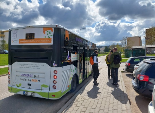 autobusas ir žmonės