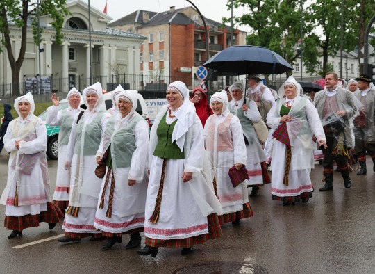 „Ant kalno klevelis“ – pirmasis tarptautinis folkloro festivalis sujungė miestus, tradicijas ir širdis