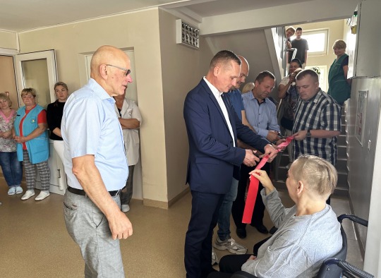 Globos namų gyventojų patogumui įrengti nauji keltuvai neįgaliesiems