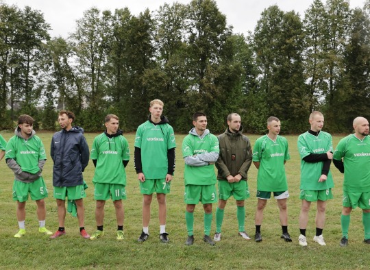 Vidiškiuose 40-ąjį kartą „nusilenkta“ futbolui: tradicija, suburianti kelias kartas