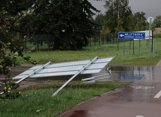 Šeštadienį Lietuvą ir Ukmergės rajoną užklupęs uraganinis vėjas paliko daugybę padarinių