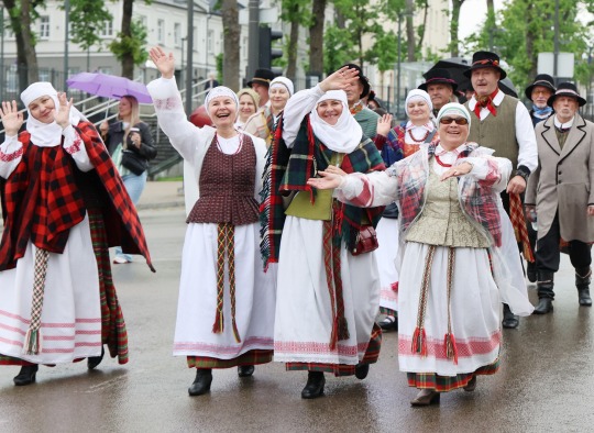 „Ant kalno klevelis“ – pirmasis tarptautinis folkloro festivalis sujungė miestus, tradicijas ir širdis