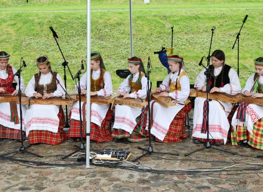 „Ant kalno klevelis“ – pirmasis tarptautinis folkloro festivalis sujungė miestus, tradicijas ir širdis