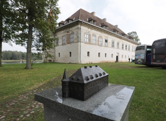 Siesikų dvaro pilis ir jos maketas