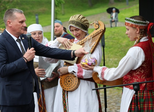 „Ant kalno klevelis“ – pirmasis tarptautinis folkloro festivalis sujungė miestus, tradicijas ir širdis