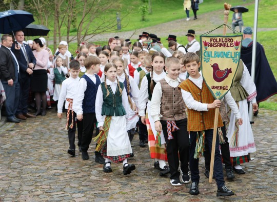 „Ant kalno klevelis“ – pirmasis tarptautinis folkloro festivalis sujungė miestus, tradicijas ir širdis