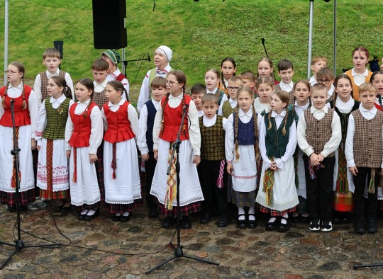 „Ant kalno klevelis“ – pirmasis tarptautinis folkloro festivalis sujungė miestus, tradicijas ir širdis