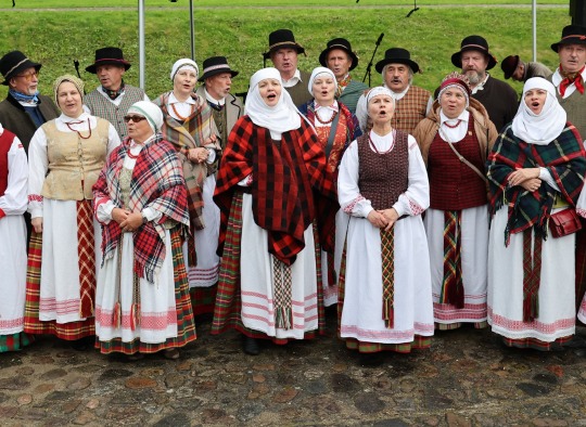 „Ant kalno klevelis“ – pirmasis tarptautinis folkloro festivalis sujungė miestus, tradicijas ir širdis