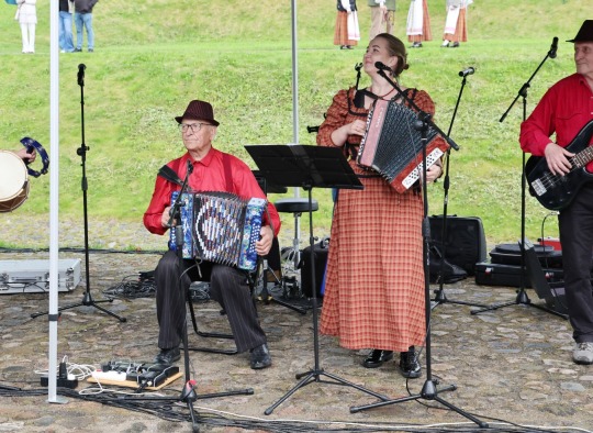 „Ant kalno klevelis“ – pirmasis tarptautinis folkloro festivalis sujungė miestus, tradicijas ir širdis